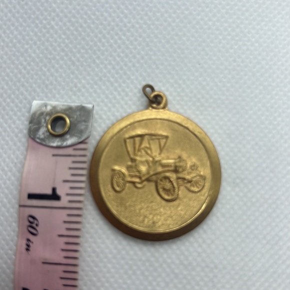 ANTIQUE OLD TIME CAR PENDANT MEDAL GOLD TONE VINTAGE - Picture 7 of 9